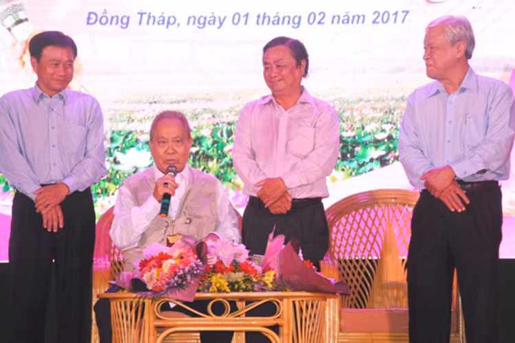 Trong nhiều năm, nam nhạc sĩ sống một mình khi các con và vợ cũ định cư ở nước ngoài. Tuy đơn độc chống chọi bệnh ung thư nhưng ông vẫn vui vẻ bởi tâm niệm phải sống để trả ơn đời bằng tác phẩm. Ảnh: Báo Đồng Tháp