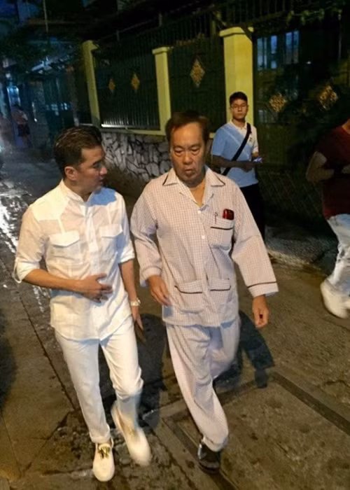 Tháng 10/2015, nhạc sĩ Tô Thanh Tùng nhận được số tiền hỗ trợ 100 triệu đồng từ quỹ “Tình nghệ sĩ”. Ca sĩ Đàm Vĩnh Hưng đã đến thăm hỏi và động viên vị nhạc sĩ tiền bối. Ảnh: Saostar