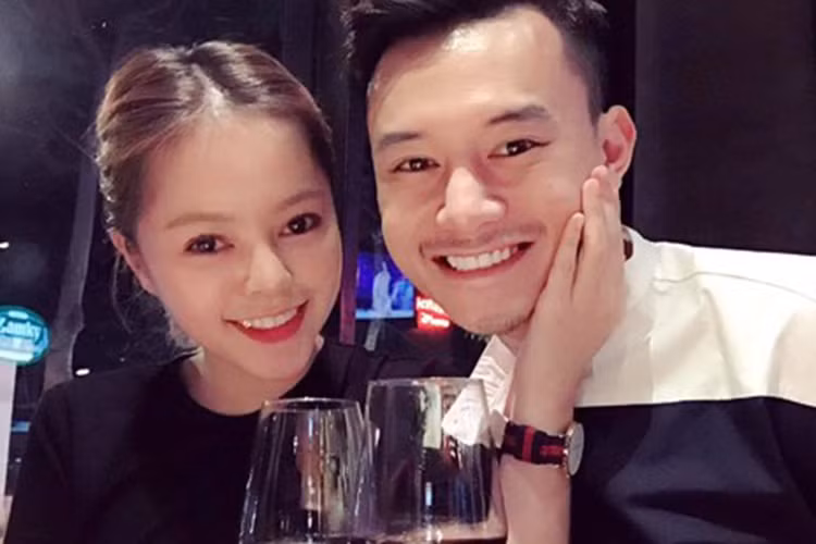 Bạn gái của Anh Dũng sinh năm 1994. Ngoài thân hình gợi cảm, Bạch Dương còn sở hữu mái tóc và khuôn mặt như búp bê.