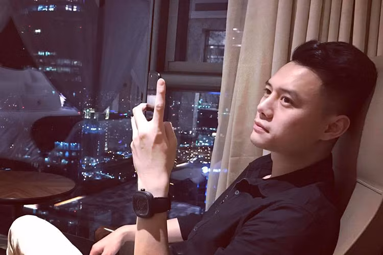 Diễn viên Anh Dũng và bạn gái đều không ngại thể hiện tình cảm dành cho nhau. Tuy nhiên, gần đây, cả hai có những chia sẻ lạ. Mới nhất, Anh Dũng than thở sức khỏe kém, phải tự chăm lo bản thân.