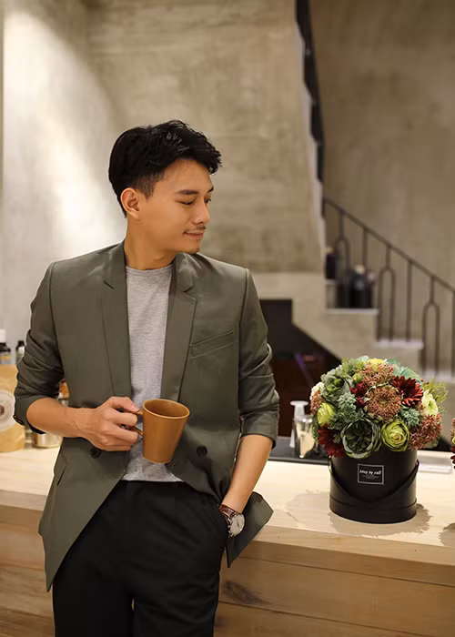 Trước tin đồn đường ai nấy đi với bạn gái “búp bê”, nam chính “Sống chung với mẹ chồng” từ chối trả lời.