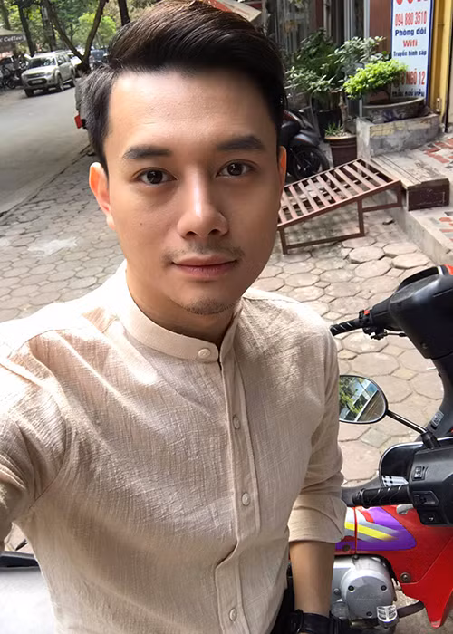 Còn với Anh Dũng, khi một người bạn hỏi dạo này có thường xuyên đến cửa hàng thời trang của Bạch Dương, Anh Dũng trả lời ngắn gọn: “Không”.