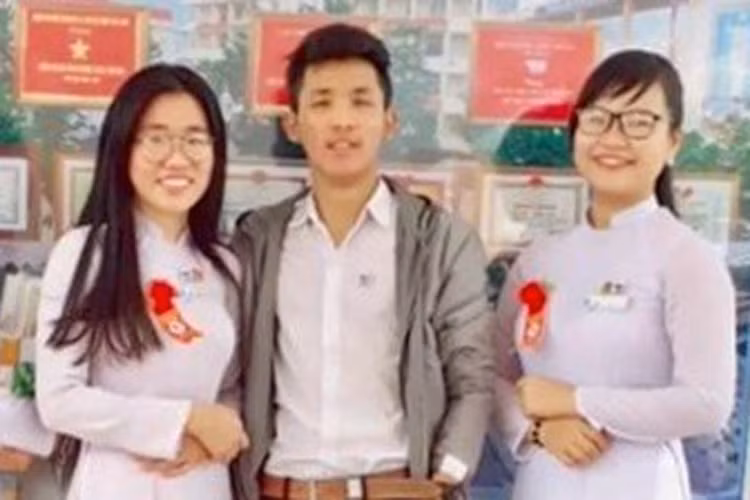 Hoa diem 10 mon Su cua hoc tro vung Dat Mui