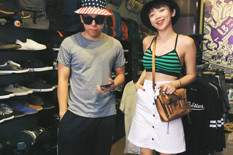 Hoàng Touliver tên thật Hà Hoàng, sinh sống tại Hà Nội. Ngoài vai trò là DJ, Hoàng Touliver còn là một nhà sản xuất âm nhạc.