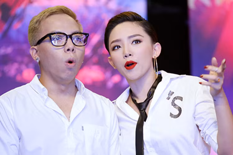 Diện đồ ton-sur-ton khi làm giám khảo một chương trình.