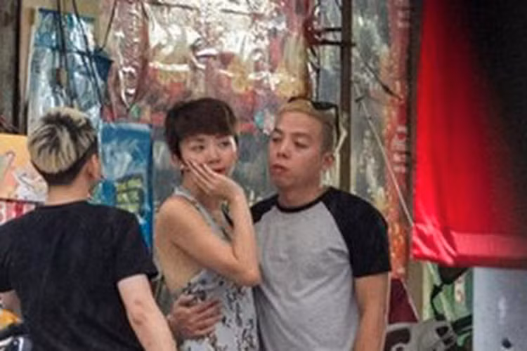 Loat anh than thiet tren muc ban be cua Toc Tien va Hoang Touliver