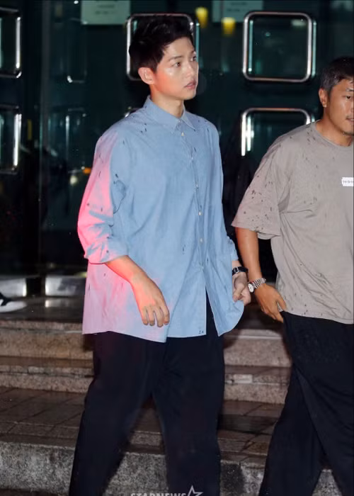 Sau tuyên bố về hôn lễ, Song Joong Ki lần đầu xuất hiện trước công chúng khi tham dự một sự kiện quảng bá bộ phim "Đảo chiến hạm" sắp được công chiếu của mình. Ảnh: Starnews