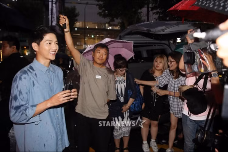 Song Joong Ki liên tục nở nụ cười rạng rỡ trước báo giới tại sự kiện. Ảnh: Starnews