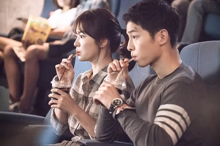 Song Joong Ki và Song Hye Kyo nảy sinh tình cảm trên phim trường "Hậu duệ mặt trời" khởi quay năm 2015. Ảnh: Bamboo