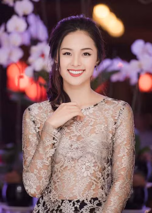 Hạ Vi từng chia sẻ cô cảm thấy không thoải mái vì đi đâu làm gì cũng bị chụp lén sau khi được nổi tiếng. Nếu như trước đây, hot girl Hải Phong đã có thể tự do đi chơi, ăn uống cùng bạn bè mà không sợ bị chụp ảnh lại. Ảnh: VTC