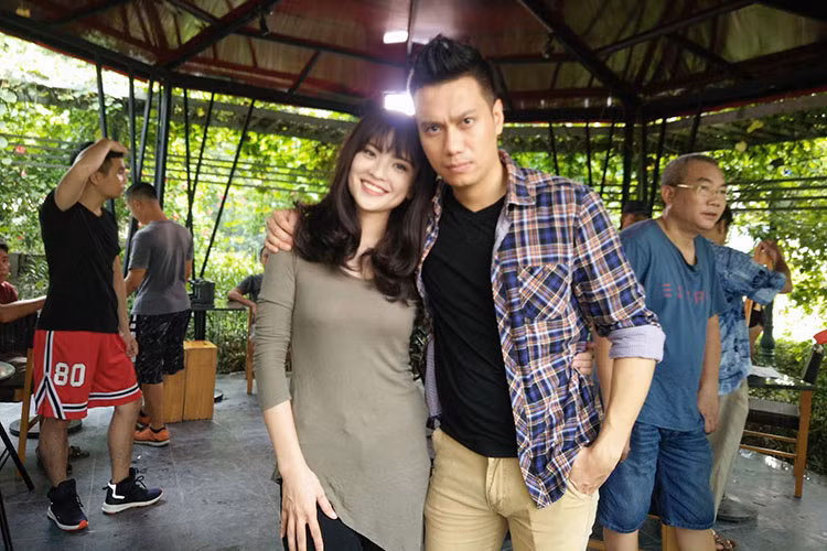  Hot Face sao Việt 24h: Diễn viên Thúy An đăng ảnh thân thiết với Việt Anh trên phim trường "Người phán xử". "Up cái ảnh lên đây để mọi người đỡ thắc mắc "Tại sao thấy chụp với các diễn viên khác mà lại không bao giờ chụp với Phan Hải", "Hương phố" của "Người phán xử" viết.