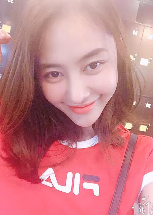 Linh Chi chia sẻ dòng tâm sự : “Trái tim đàn bà quả là giống loài kì lạ, khi còn yêu chỉ cần dù một chút quan tâm của đàn ông cũng đủ khiến họ cười nói suốt ngày và sống chết vì người ấy ... Uh, lạ và hớn y chang tấm hình vậy phải làm sao cho bớt lạ đây”.