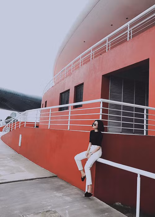 Hiền Hồ khoe ảnh đi du lịch ở Hạ Long. Vừa qua, cô gây ồn ào bởi chuyện tình cảm với Soobin Hoàng Sơn.