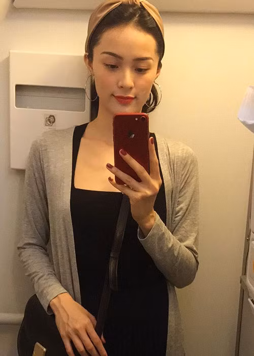 Hạ Vi cập nhật trang cá nhân bằng hình ảnh vừa trở về Sài Gòn sau kỳ nghỉ.