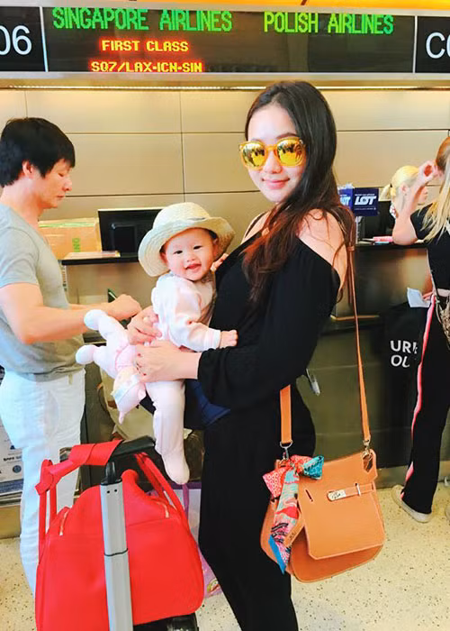 Một trong những tin tức sao Việt trong ngày 30/7 là vợ chồng người mẫu Phan Như Thảo cùng con gái trở về Sài Gòn sau chuyến đi Mỹ.