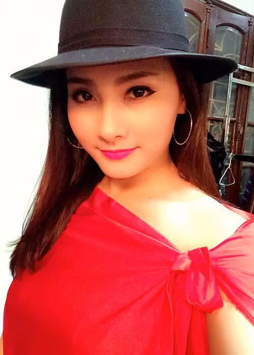 Bảo Thanh tái xuất trên sân khấu kịch. "Đã từ rất lâu rồi hôm nay mới lại được đắm mình dưới ánh đèn sân khấu! Vở kịch “Vòng phấn Kavkaz” - một trong những vở kịch nổi tiếng nhất, gắn liền với tên tuổi kịch gia người Đức Bertolt Brecht", nữ diễn viên chia sẻ.