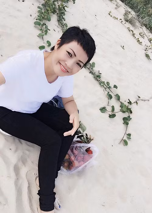 Phương Thanh khoe ảnh rạng rỡ kèm chú thích: "Chờ người...đến bao giờ".