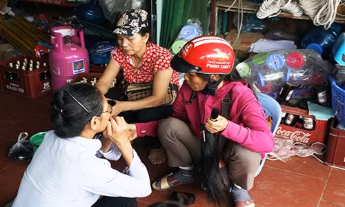 Di xe may xuyen Dong Duong, mua toc ca thien ha