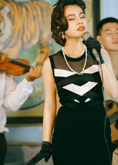 Bố mẹ Giang Hồng Ngọc rất ủng hộ quyết định của cô. Trước đó, hồi tháng 5, nữ ca sĩ cũng đã tích góp mua căn hộ cao cấp để tặng bậc sinh thành nhân Ngày của mẹ.