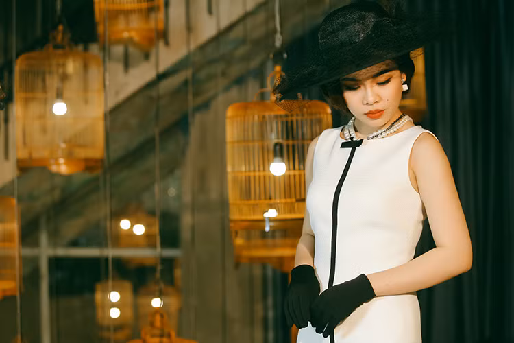 Album mới của nữ ca sĩ Giang Hồng Ngọc có tên "Bay về thời gian" gồm những tình khúc nhạc xưa nổi tiếng được thể hiện lại với bản phối và cách hát hiện đại, mới mẻ.