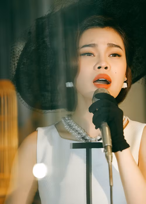 Giang Hồng Ngọc - Giải Vàng The Remix 2015 khẳng định, những gì cô thể hiện trong album "Bay về thời gian" khác biệt so với 2 CD "Xin còn gọi tên nhau" và "Bản không tên cuối cùng"ra mắt trước đó.