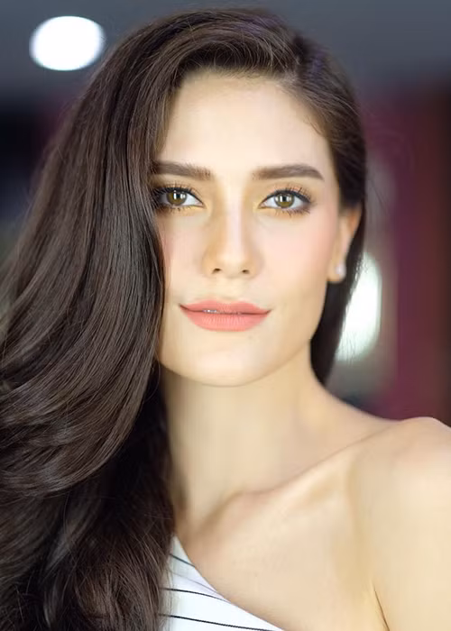 Ngay sau khi đăng quang, tân Hoa hậu Hoàn vũ Thái Lan được dư luận khen ngợi bởi nhan sắc đẹp hút hồn.