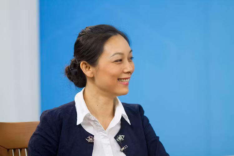 Thu Hường được một người bạn ngỏ mời làm báo. Sau đó, cô làm ở mảng văn hóa phần dịch tiếng Anh. Sau hai năm, Thu Hường chuyển sang viết mảng văn hóa Việt. Ảnh: FBNV