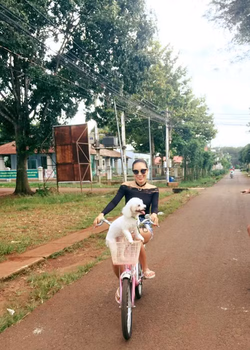 Khánh Ngọc rời thành phố trở về miền quê vào dịp cuối tuần để tận hưởng khoảng thời gian bình yên.