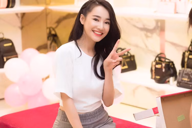 Diễn viên Nhã Phương khoe ảnh rạng rỡ kèm lời chúc cuối tuần vui vẻ đến người hâm mộ.