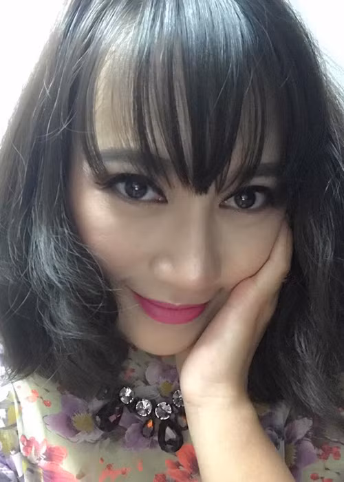 Ca sĩ Khánh Linh tranh thủ chụp ảnh tự sướng trước giờ ghi hình chương trình âm nhạc.