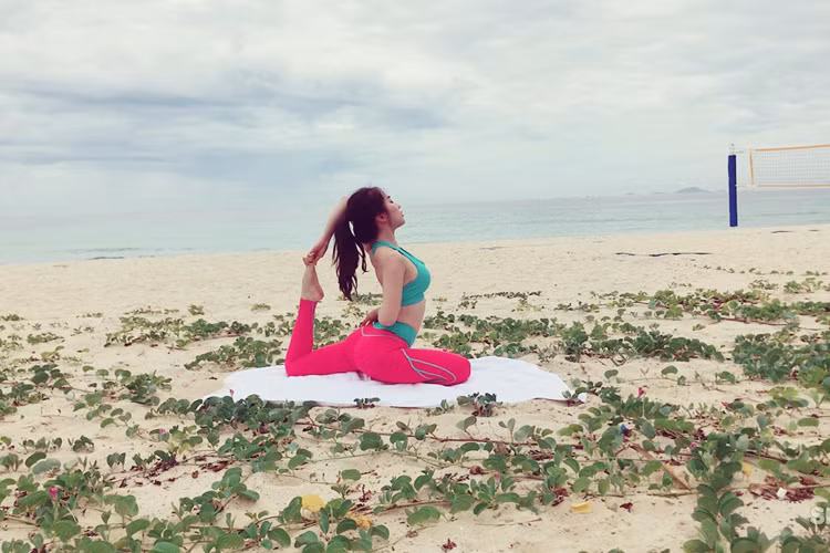 Gần đây, rất nhiều sao Việt mê tập yoga. “Cá sấu chúa” Quỳnh Nga là một trong số đó.