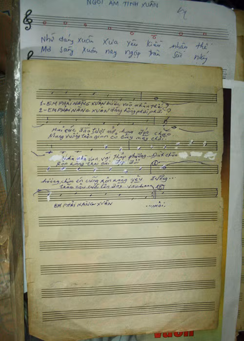 Những sáng tác của nhạc sĩ Vinh Sử được hầu hết giới bình dân đón nhận vì gần gũi với cuộc sống của họ. Nội dung ca khúc thường nói về những mối tình trắc trở, những thân phận không may mắn. Ảnh: NVCC