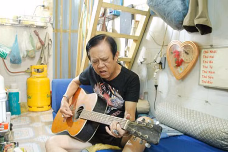 Đời sống khổ cực, bệnh tật không ngăn được tình yêu âm nhạc trong người nhạc sĩ tài hoa. Với ông, âm nhạc là cuộc đời, là “thuốc” chữa khi ông đau ốm. Nhạc sĩ Vinh Sử nói, chính trong những ngày đau bệnh là quãng thời gian ông viết được nhiều nhất. Ảnh: NVCC