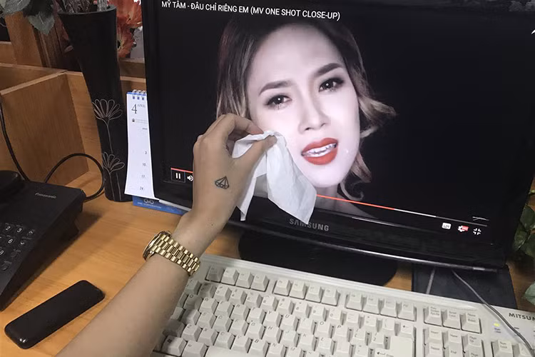 Người hâm mộ đã đua nhau chế cảnh “họa mi tóc nâu” bật khóc trong MV “Đâu chỉ riêng em”. Ảnh: Vietnamnet