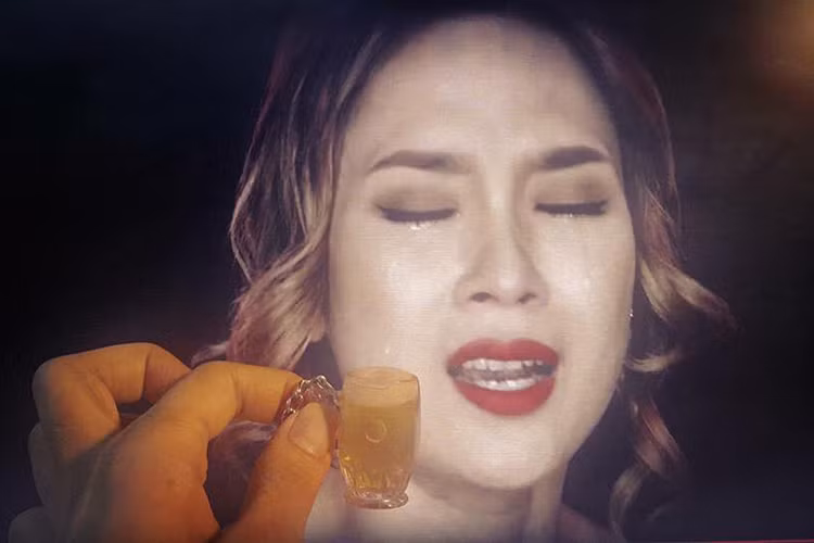 Trong MV, Mỹ Tâm hóa thân cô gái vô cùng đau khổ khi âm thầm chịu đựng việc bị người yêu lừa dối. Ảnh: Hoa học trò