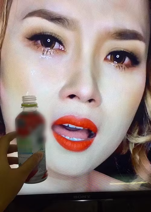 Người hâm mộ không những lau mà còn “hứng nước mắt” cho “họa mi tóc nâu”. Ảnh: Vietnamnet