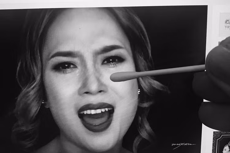 Fans cũng thay nhau “trang điểm” cho Mỹ Tâm trong cảnh cô òa khóc đau khổ. Ảnh: Hoa học trò