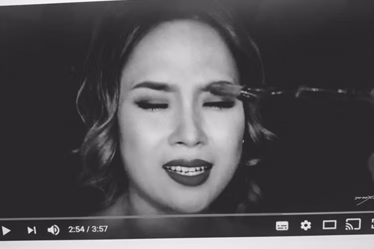 Loạt ảnh chế hài hước cảnh Mỹ Tâm khóc nức nở được chia sẻ rầm rộ trên mạng xã hội. Ảnh: Dân Việt