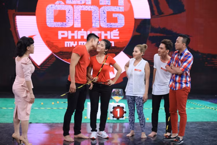 Cát Tường không định công khai chuyện tình cảm nhưng khi nhận lời tham gia một gamehsow, cô và bạn trai bị MC "gài" hôn nhau nên buộc phải thừa nhận hẹn hò. Ảnh: Zing News