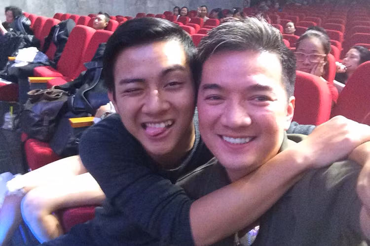 Mới đây, Đàm Vĩnh Hưng chia sẻ anh gần như biết rõ cuộc sống và công việc của học trò từ chuyện tình cảm bị phản đối đến công việc không thuận lợi sau khi rời công ty. Ảnh: FBNV