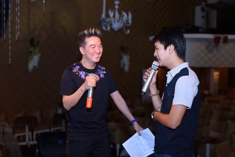 Hình ảnh cặp thầy trò nổi tiếng của showbiz Việt vui vẻ tập luyện cho một đêm nhạc. Ảnh: Khám Phá