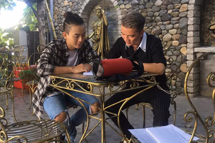 Theo lời Mr Đàm, sau khi Hoài Lâm rời công ty, các chủ phòng trà không dám mời nam ca sĩ hát vì ngại "ông hoàng nhạc Việt". Ảnh: Dân Việt