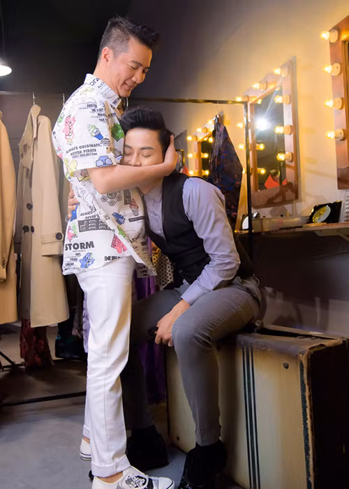 Theo lời Đàm Vĩnh Hưng, Hoài Lâm từng quỳ gối xin lỗi, thậm chí ôm anh khóc vì khó nói lời tạm biệt người thầy của mình. Ảnh: Dân Việt