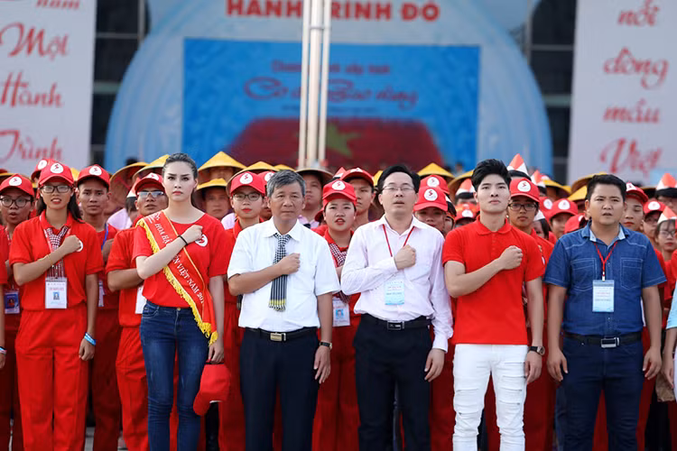 Hình ảnh Thùy Trang nghiêm túc trong hoạt động chào cờ khai mạc ngày hội.