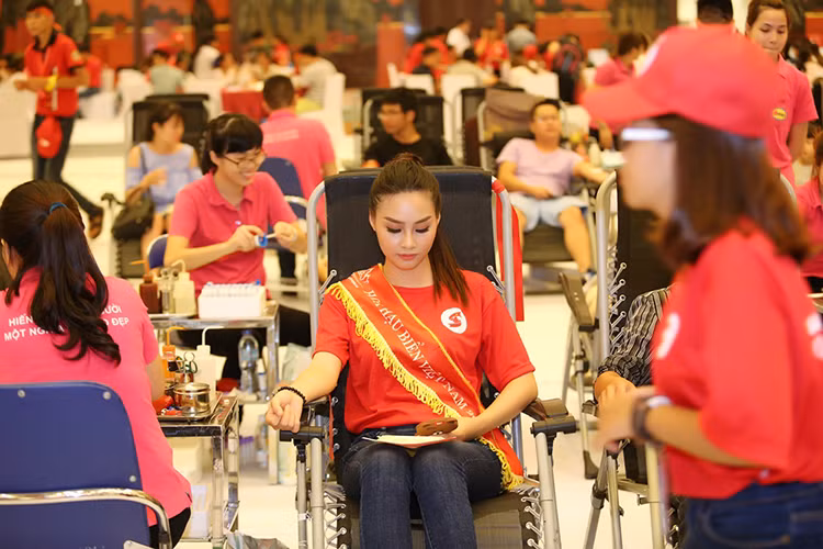 Hoa hậu biển Thùy Trang vốn là một trong những người đẹp tích cực tham gia các hoạt động cộng đồng.