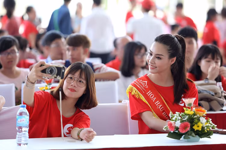 Người đẹp cũng hy vọng rằng mỗi ngày sẽ lại có thêm nhiều người tham gia hiến máu hơn để: “Mỗi giọt máu cho đi là một cuộc đời có thể ở lại”.