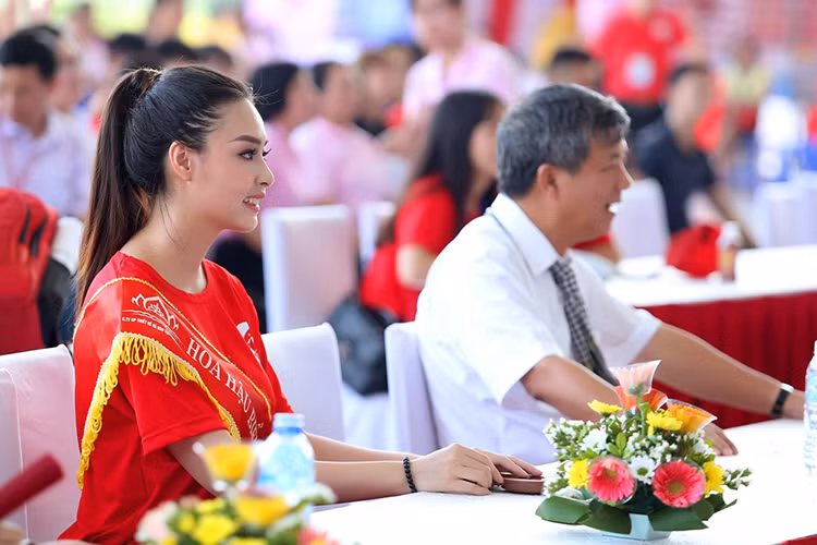 “Mỗi lần đi hiến máu là mỗi lần Trang cảm thấy rất hạnh phúc và tự hào vì hành động của mình tuy nhỏ thôi nhưng có thể mang lại sự sống cho một con người”, Thùy Trang chia sẻ thêm.