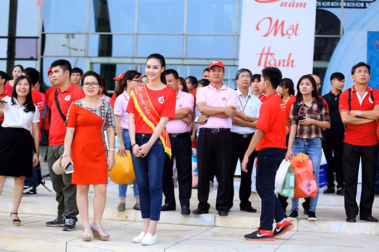 Hoa hậu biển Việt Nam 2016 rạng rỡ tham gia các hoạt động khai mạc ngày hội “Giọt hồng tri ân” trong chuỗi “Hành trình Đỏ 2017”.