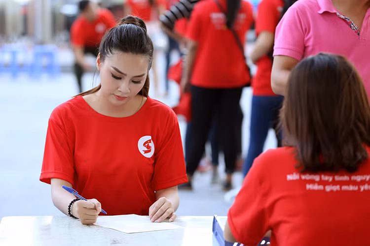 Mới đây, Hoa hậu biển Thùy Trang đã có mặt tại Trung tâm hội nghị Quốc gia (Hà Nội) để tham gia chương trình hiến máu.