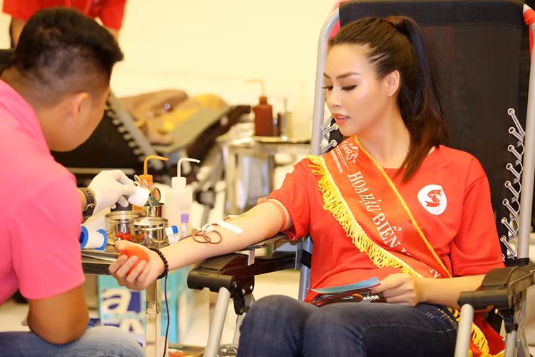 Hoa hậu biển Việt Nam 2016 cho hay đây không phải lần đầu tiên Thùy Trang tham gia hiến máu nên tâm lý rất thoải mái chứ không cảm thấy lo lắng, hồi hộp.